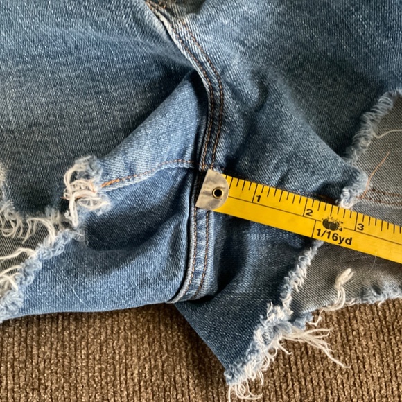 Women’s Old Navy distressed shorts - Picture 4 of 4